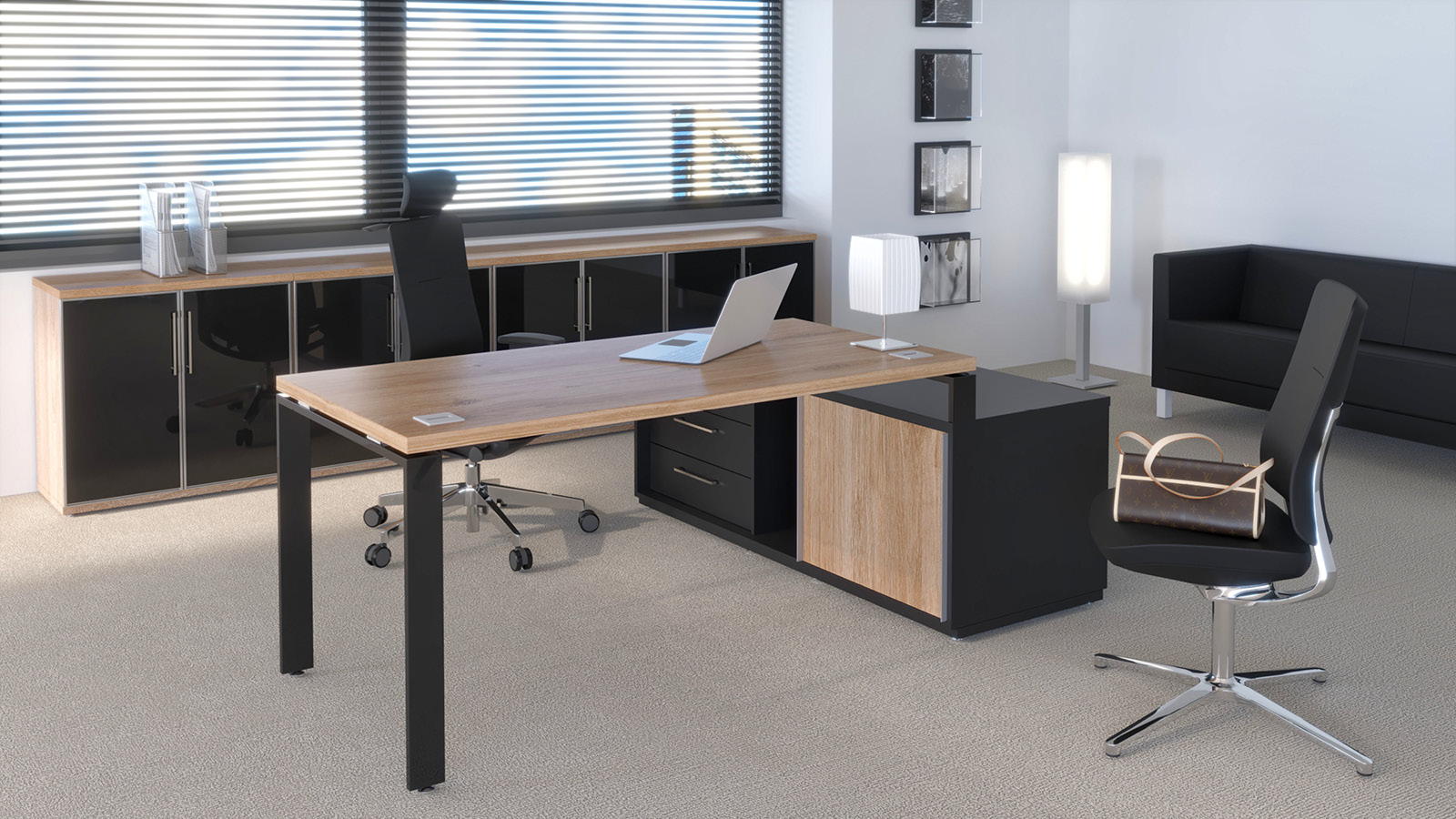 Biuro wyposażone w zestaw mebli, na który składa się: biurko na komodzie, 2 krzesła i ciąg szaf. Kolory: wiąz nobile/czarny.